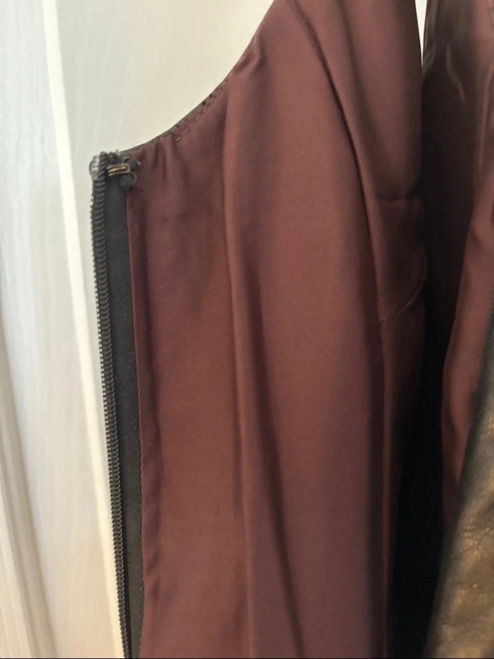 Emanuel: Soft leather vest lined in Burgandy with floral appliqué signature fo - Picture 6 of 9